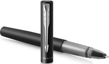Parker vector xl rollerballpen | metallic zwarte lak op messing met chroom detail | fijne penpunt met zwarte inkt navulling | cadeauverpakking