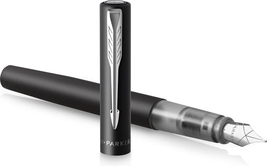 Parker vector xl vulpen | metallic zwarte lak op messing met chroom detail | medium penpunt met blauwe inkt navulling