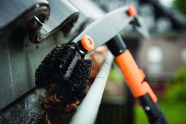 Fiskars quikfit dakgootborstel - dakgootreiniger voor telescopische steel - schraper en borstel