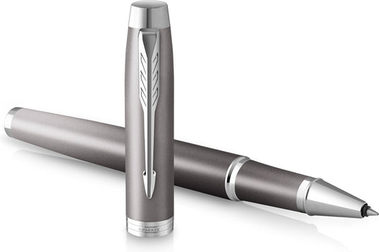 Parker im writing rituals rollerbalpen | grijze afwerking met kleurverloop en verchroomd detail | fijne punt | zwarte inkt | met geschenkdoos