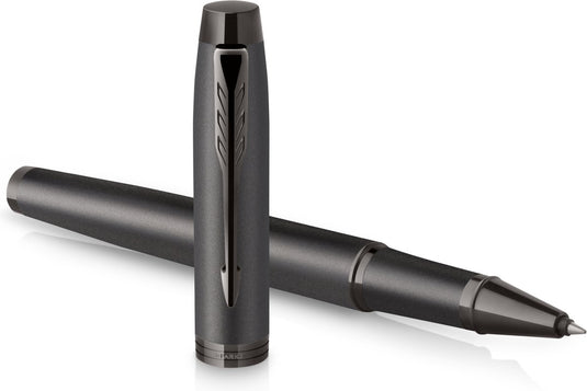 Parker im monochrome rollerballpen | zwarte inkt | gunmetal afwerking en details | fijne punt | geschenkverpakking