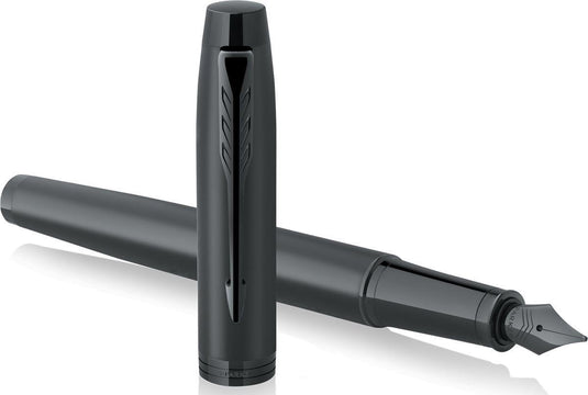 Parker im vulpen | matzwart met zwart detail | medium punt met blauw inktpatroon | geschenkdoos