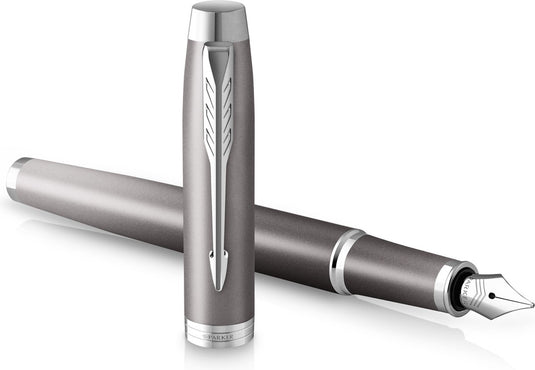 Parker im writing rituals vulpen | grijze afwerking met kleurverloop en verchroomd detail | medium punt | blauwe inkt | met geschenkdoos