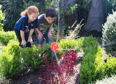 Gardena watersproeier voor kinderen in de tuin