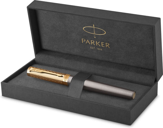 Parker ingenuity pioneers collection vulpen | grijze lak met gouden dop en details | medium roestvrijstalen penpunt | zwarte inkt en converter | met geschenkdoos