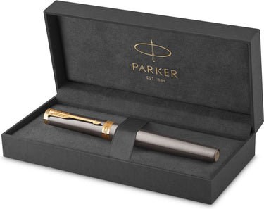 Parker ingenuity-vulpen | grijze lak met gouden details | fijne roestvrijstalen penpunt met gouden pvd-coating | zwarte en blauwe inktnavullingen | geschenkverpakking