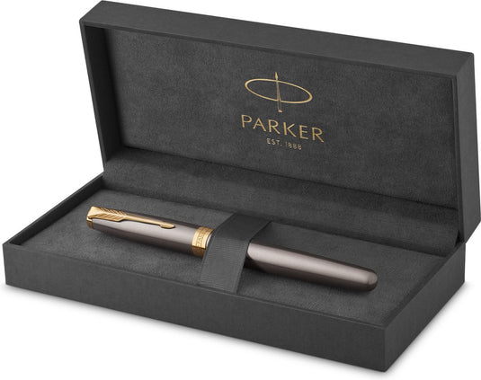 Parker sonnet-rollerballpen | grijze lak met gouden details | fijne roestvrijstalen punt | zwarte inkt | geschenkverpakking