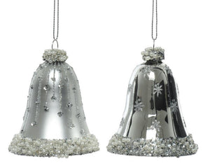 Decoris glazen kerstornamenten in vorm van gedecoreerde klokjes dia 6.5cm x 8 cm zilver