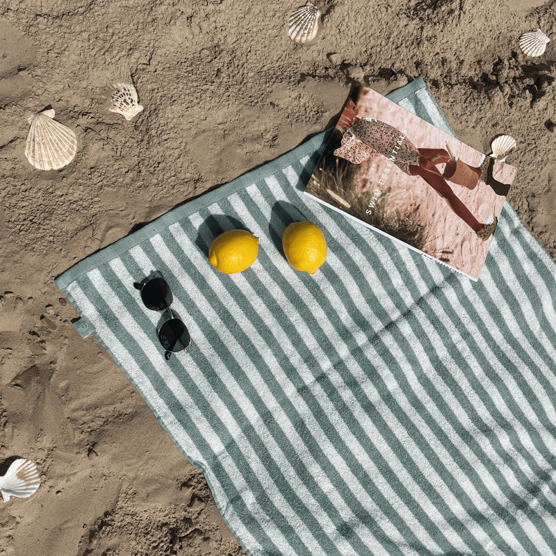 Load image into Gallery viewer, Resort stripe | groen witte katoenen handdoek 135 x 65 cm
