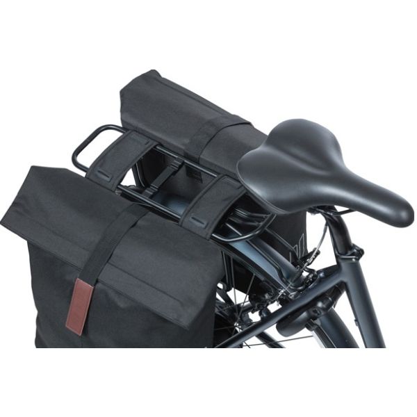 Load image into Gallery viewer, Basil City dubbele fietstas - waterafstotend polyester - zwart - Universal Bridge systeem - 28-32L
