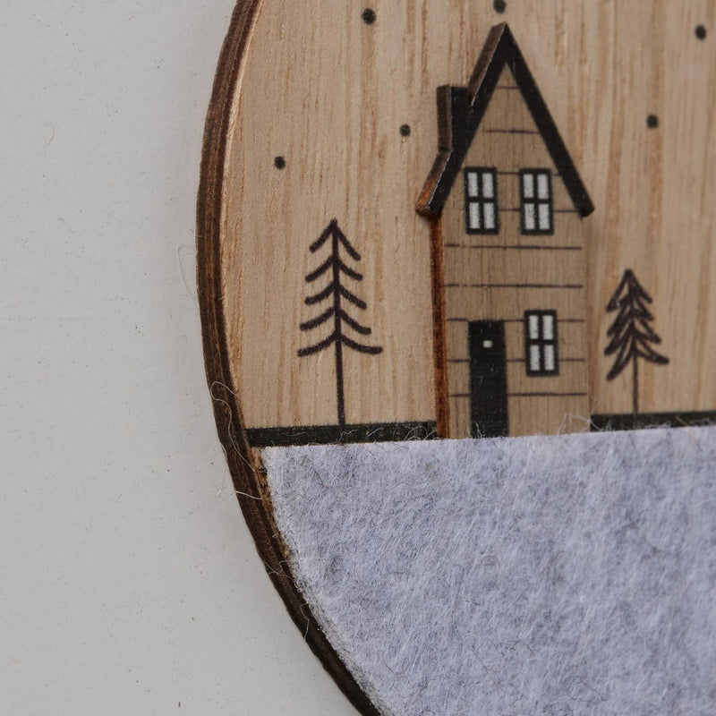 Load image into Gallery viewer, Boltze home decoratieve hanger homewood in de vorm van kerstbal met dessin van huisjes met kerstbomen- gemaakt van hout en vilt - dia 12cm
