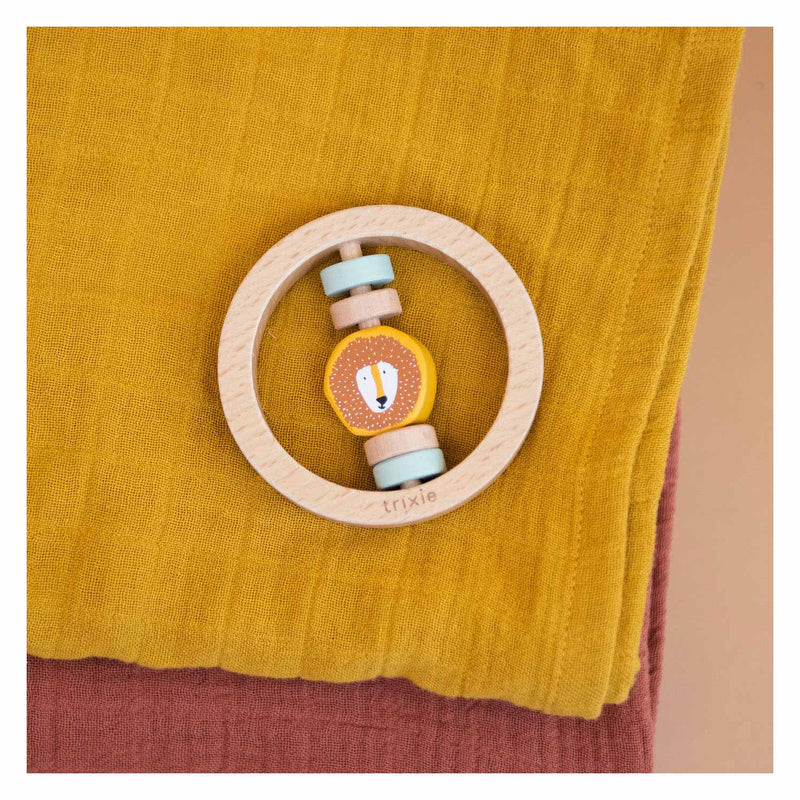 Load image into Gallery viewer, Trixie Houten Rammelaar Rond Mr. Lion
