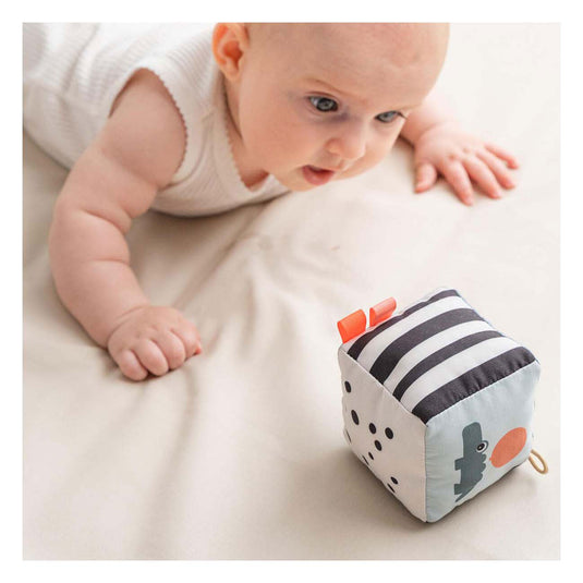 Done by deer contrast kubus blije wolken