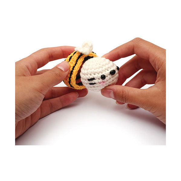 Load image into Gallery viewer, Graine creative graine easygurumi haakset bij - incl. naald en garen
