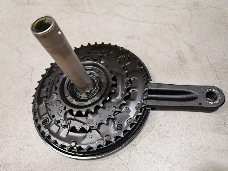 Load image into Gallery viewer, Shimano crankstel Altus MT2103 44-32-22 9V 175mm Zwart
