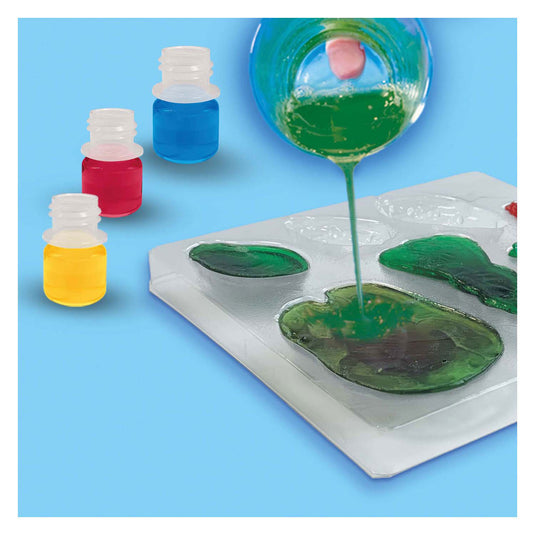 Ses enge zeepjes gieten