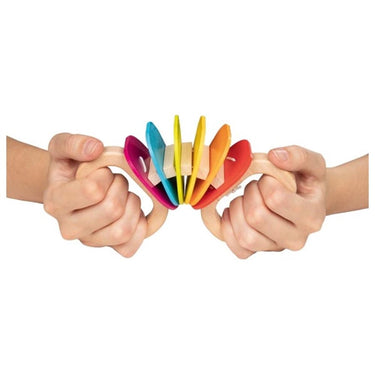 Goki regenboog rammelaar. 1+
