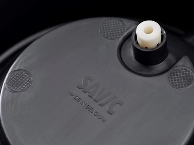 Load image into Gallery viewer, Savic butler voerstation happy planet zwart
