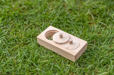 Load image into Gallery viewer, Trixie snack box voor ratten en konijnen hout
