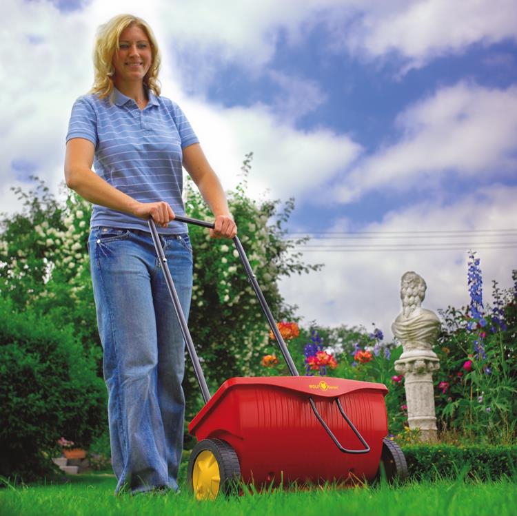 Load image into Gallery viewer, Wolf-garten universele strooiwagen we 330 - strooibreedte 41 cm - inhoud 15 liter
