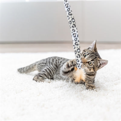 Load image into Gallery viewer, Trixie kattenhengel staart panterprint pluche met kattenkruid catnip
