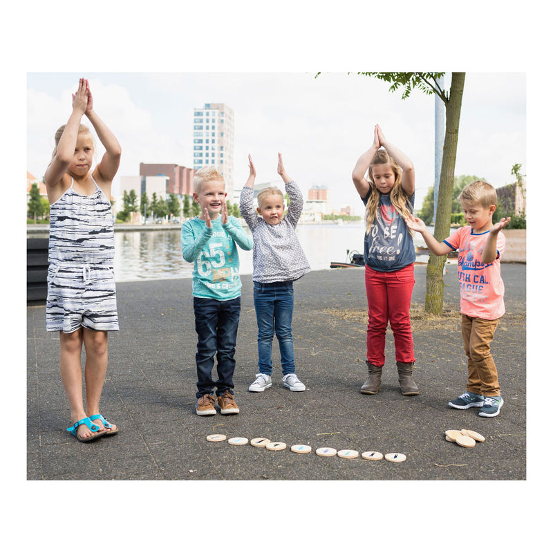 Load image into Gallery viewer, Bs toys moves! denkspel - actief beweeg spel - speelgoed vanaf 6 jaar - houten kaarten - kinderspeelgoed - cadeau kind
