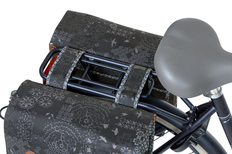 Load image into Gallery viewer, Basil Bohème Dubbele Fietstas - Zwart - 35L - Waterafstotend - Kunstleren Details
