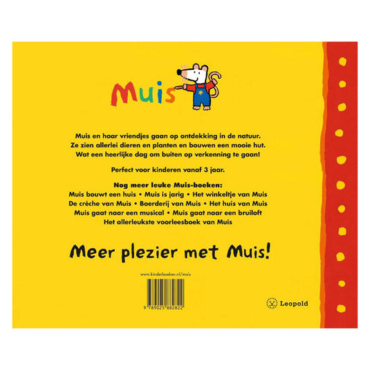 Muis wandelt in de natuur