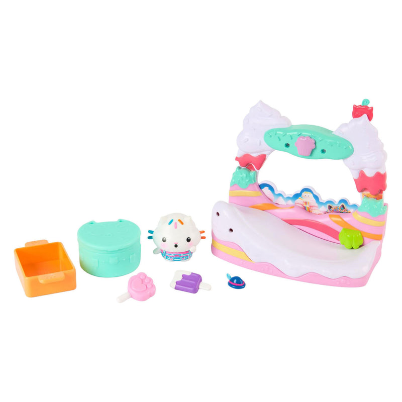 Load image into Gallery viewer, Gabby's poppenhuis gabby’s poppenhuis de film – cakey cat’s zoete balkon met speelfiguur accessoires
