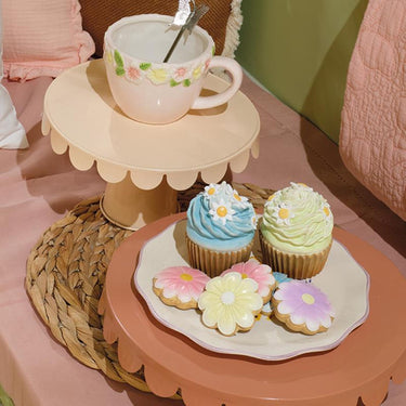 Decoris decoratieve beeld cupcakes van polyresin 7x7x9cm 2 assorti handgemaakt