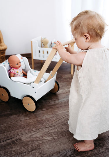 Small foot - houten duwpoppenwagen little button
