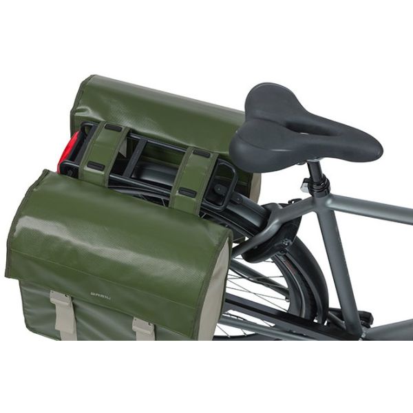 Load image into Gallery viewer, Basil Urban Load dubbele fietstas - waterdicht tarpaulin polyester - groen zand - 48-53L
