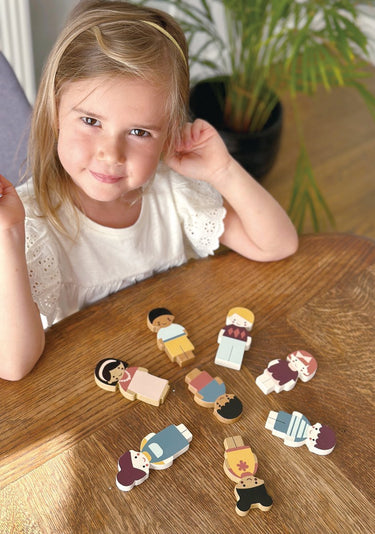 Mentari chestnut lane - poppenfamilie met hond - 5 figuren - hout - 1 jaar
