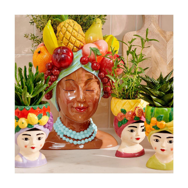 Afbeelding laden in galerijviewer, Decoris bloempot vrouw met fruit dolomiet 8,5x8,5x13,5cm 3 assorti
