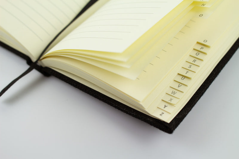 Load image into Gallery viewer, Kangaro k-5105 alfabetboek a5 a-z linnen hard cover zwart, 208 pagina's, leeslint, elastiek
