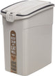 Flamingo voerton hond – 33l – rechthoekig – beige – met handvat – deksel met klepje dat vastklikt – inclusief schepje – kunststof – 26,5x42x46 cm – kolio
