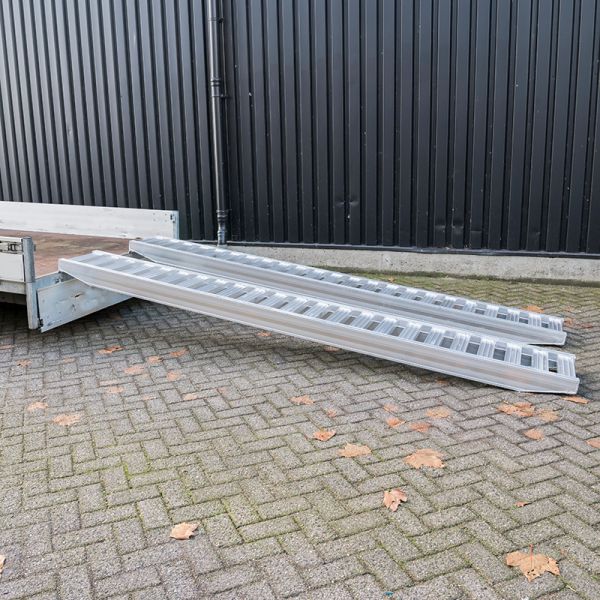 Load image into Gallery viewer, Oprijplank stuk 350 cm 2500kg.

