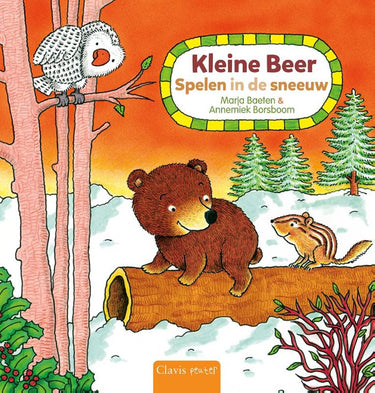 Kleine beer, spelen in de sneeuw.