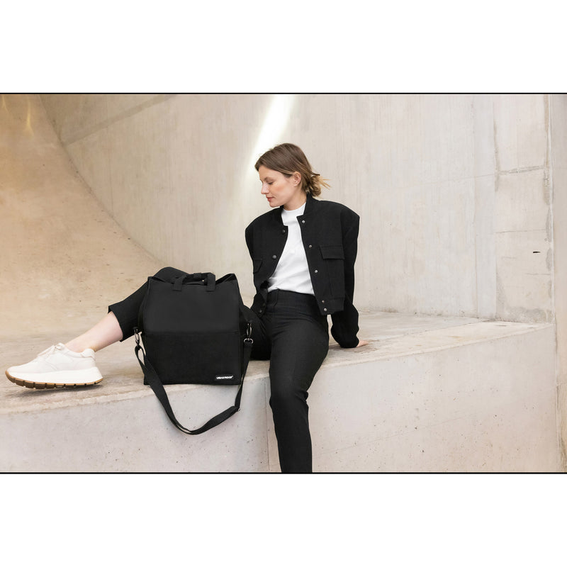 Load image into Gallery viewer, Urbanproof draagtas city tote recycled 22l zwart
