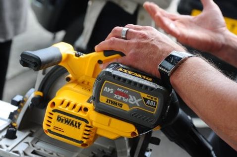 Load image into Gallery viewer, Dewalt dcs520t2r xr flexvolt inval cirkelzaag 54v 165mm + geleiderail - dcs520t2r-qw
