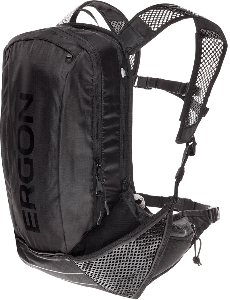 Load image into Gallery viewer, Ergon BX2 Evo Rugtas Zwart - Lichtgewicht - Geschikt voor dagtochten - 10 + 1.5L volume - Waterdicht - Polyester Nylon - Anders bevestigingssysteem - Inclusief regenhoes
