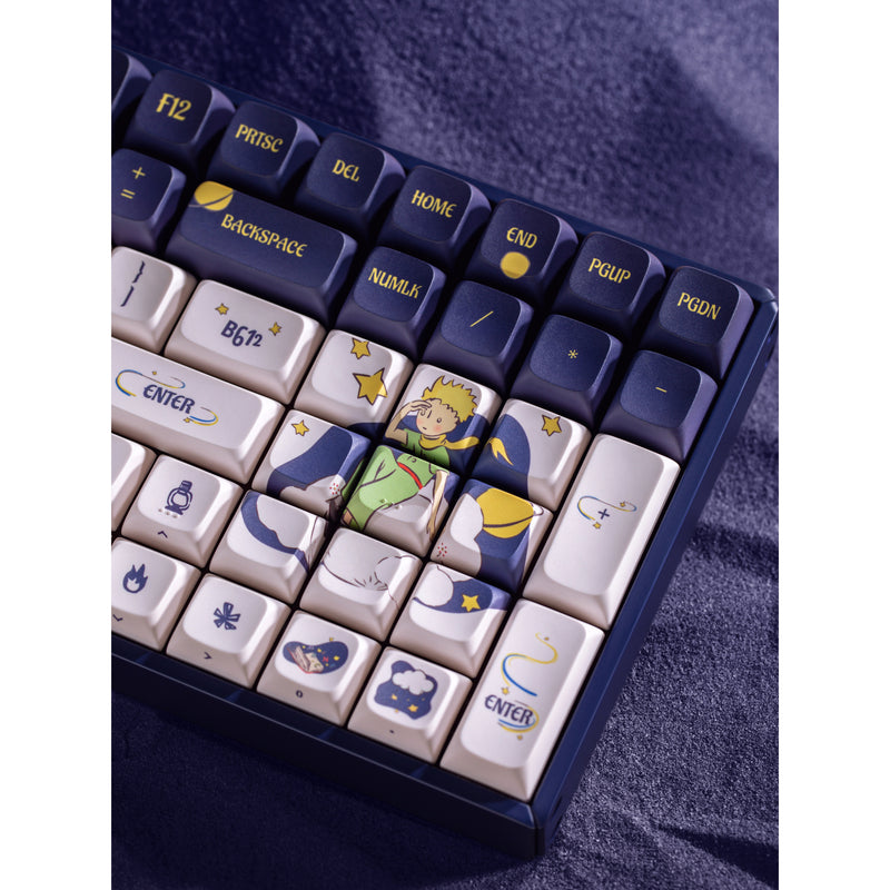 Afbeelding laden in galerijviewer, Iqunix f97 starry tryst rgb mechanisch gaming toetsenbord (donkerblauw, us lay-out (qwerty), iqunix little prince, 96%, rgb leds, hot-swappable, pbt, 2.4ghz | bluetooth 5.1 | usb-c)
