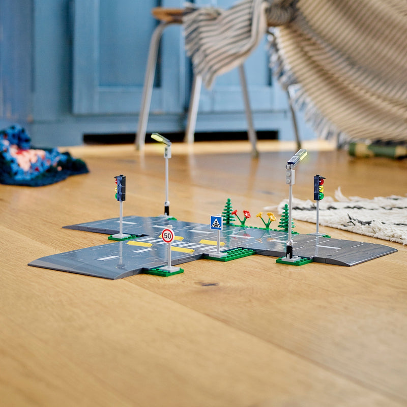 Load image into Gallery viewer, Lego ® city wegplaten 60304 bouwset; bouwbare speelgoedweg; maak de wegplaten vast aan je stad om deze uit te breiden; met lantaarnpalen, stoplichten, verkeersborden, bomen en planten, verkeersdrempels en een zebrapad (112 onderdelen)
