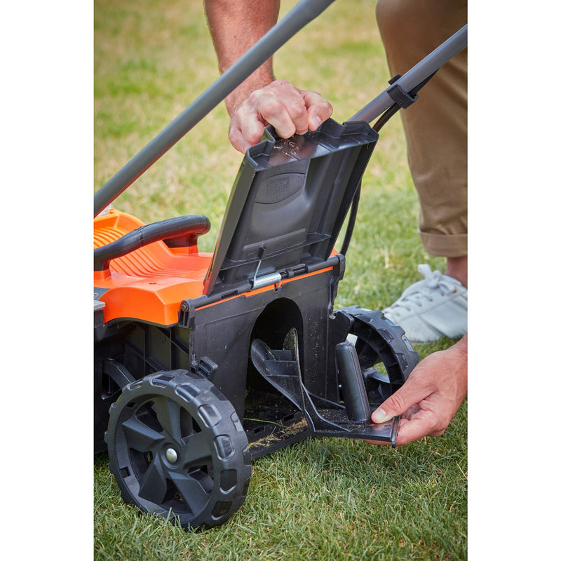 Load image into Gallery viewer, Black+decker bcmw3318l2-qw 2x 18v grasmaaier (oranje zwart, 2x 18v 2.5ah accu en oplader inbegrepen)
