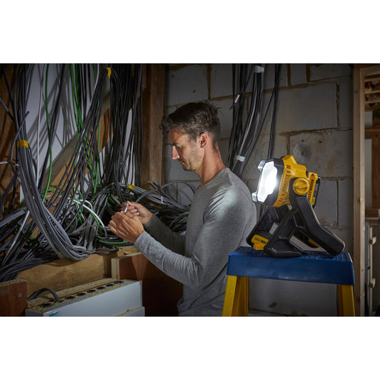 Stanley fatmax v20 18v werklamp (geel zwart, accu en oplader niet inbegrepen)