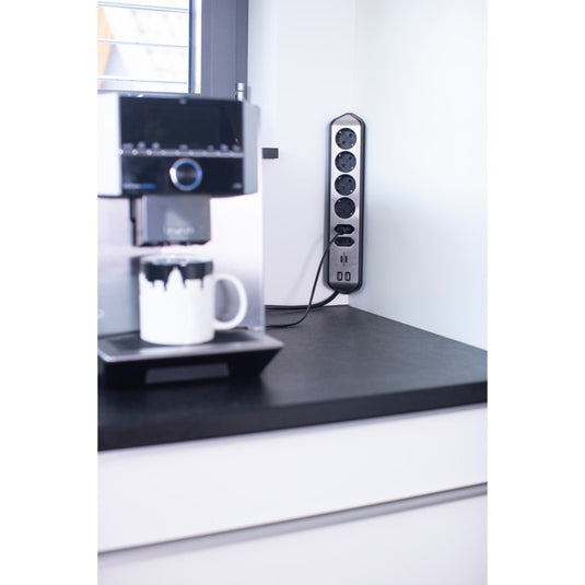 Brennenstuhl ®estilo hoekaansluitdoosstrook met usb laadfunctie 6-weg 4x b eschermend contactdoos 2x euro zilver zwart