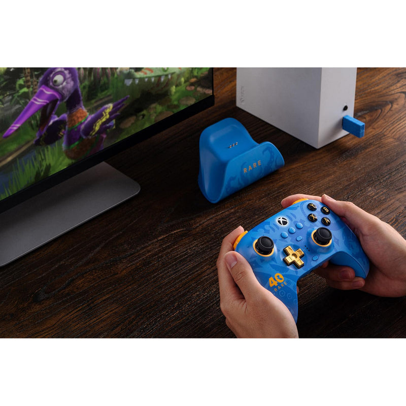 Afbeelding laden in galerijviewer, 8bitdo ultimate 3-mode controller for xbox - rare 40th anniversary edition (blauw goud, xbox series x|s, xbox one, pc, bluetooth usb-c 2.4 ghz )
