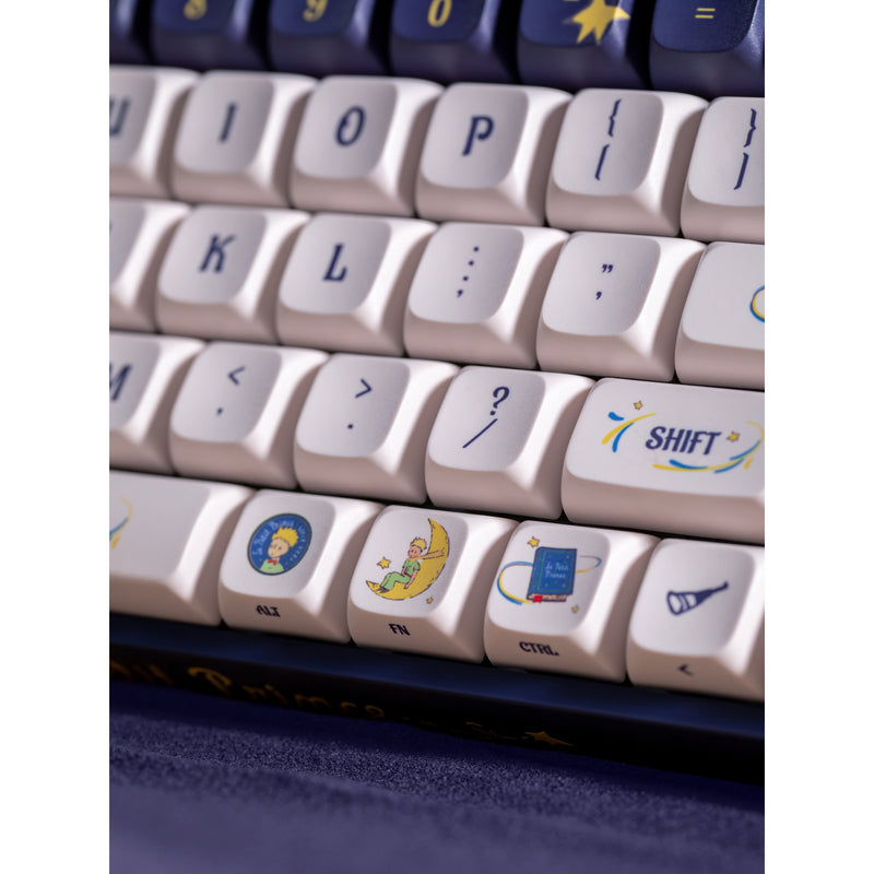 Afbeelding laden in galerijviewer, Iqunix f97 starry tryst rgb mechanisch gaming toetsenbord (donkerblauw, us lay-out (qwerty), iqunix little prince, 96%, rgb leds, hot-swappable, pbt, 2.4ghz | bluetooth 5.1 | usb-c)

