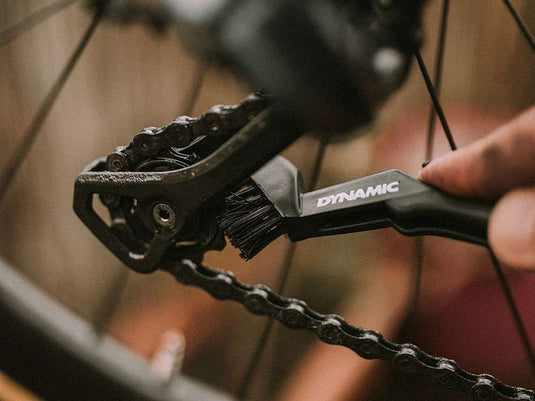 Dynamic drivetrain detailing brush