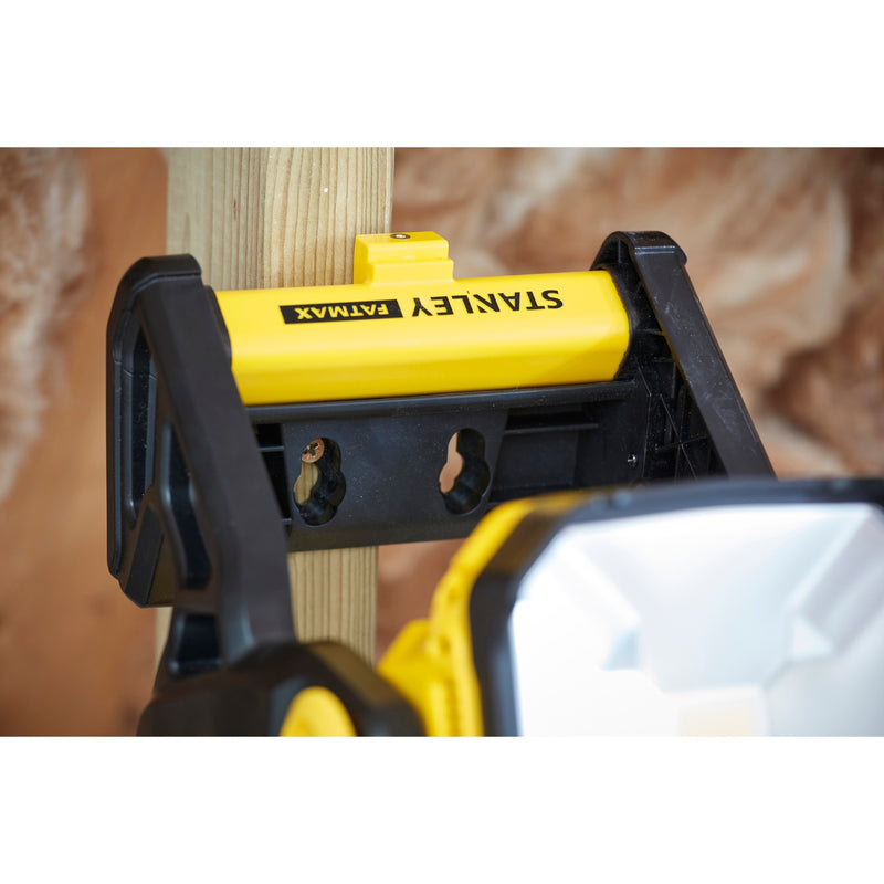 Load image into Gallery viewer, Stanley fatmax v20 18v werklamp (geel zwart, accu en oplader niet inbegrepen)
